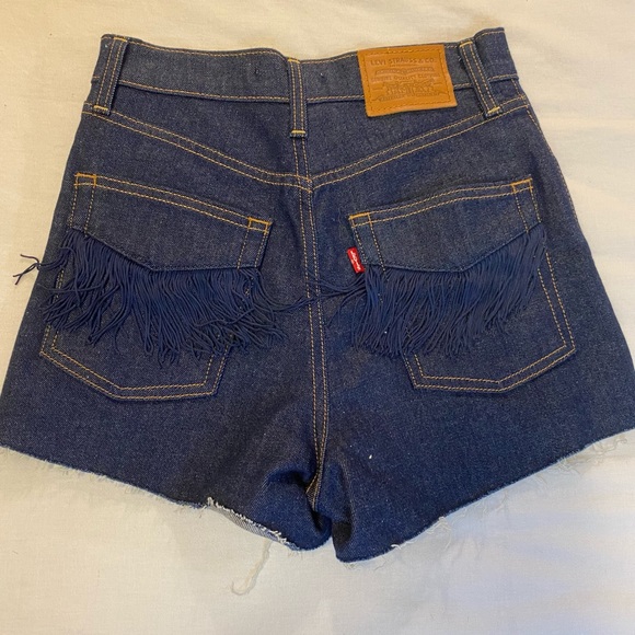 Levi’s Ribcage Shorts - Picture 2 of 4